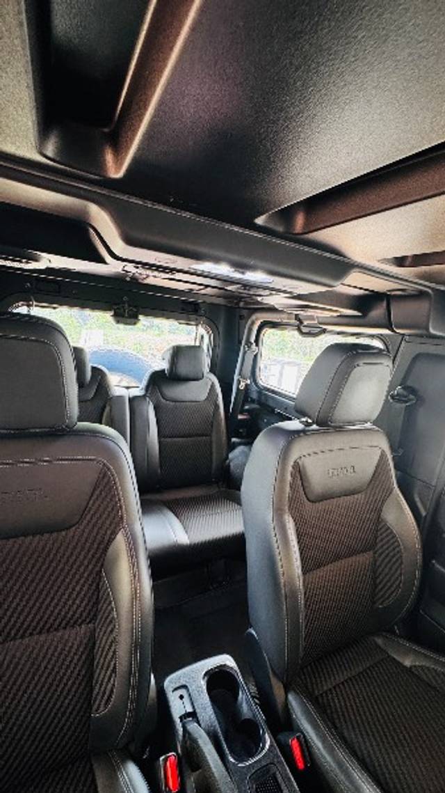 https://images10.gaadi.com/usedgaadi-sellcar/UsedCar/e535975da/c260f95a-9360-4d57-99b3-98d653d1628c.jpeg?imwidth=6402