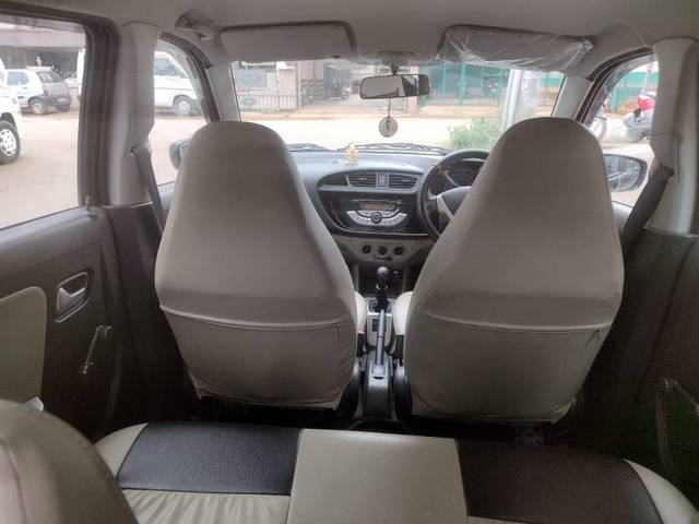 https://images10.gaadi.com/usedgaadi-sellcar/UsedCar/e535bfcfa/6a610ab0-2981-44fa-aadf-858c52f1e42a.jpeg?imwidth=6401