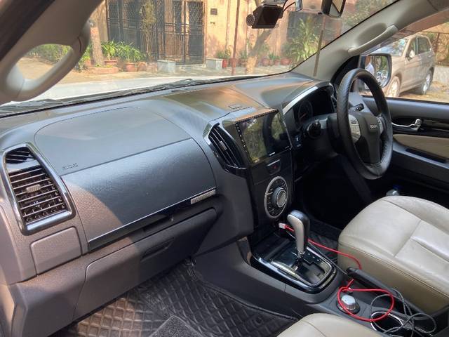 https://images10.gaadi.com/usedgaadi-sellcar/UsedCar/e536d08da/6b12b16c-e037-4d0b-8b28-8b65f5a4ee25.jpeg?imwidth=6401