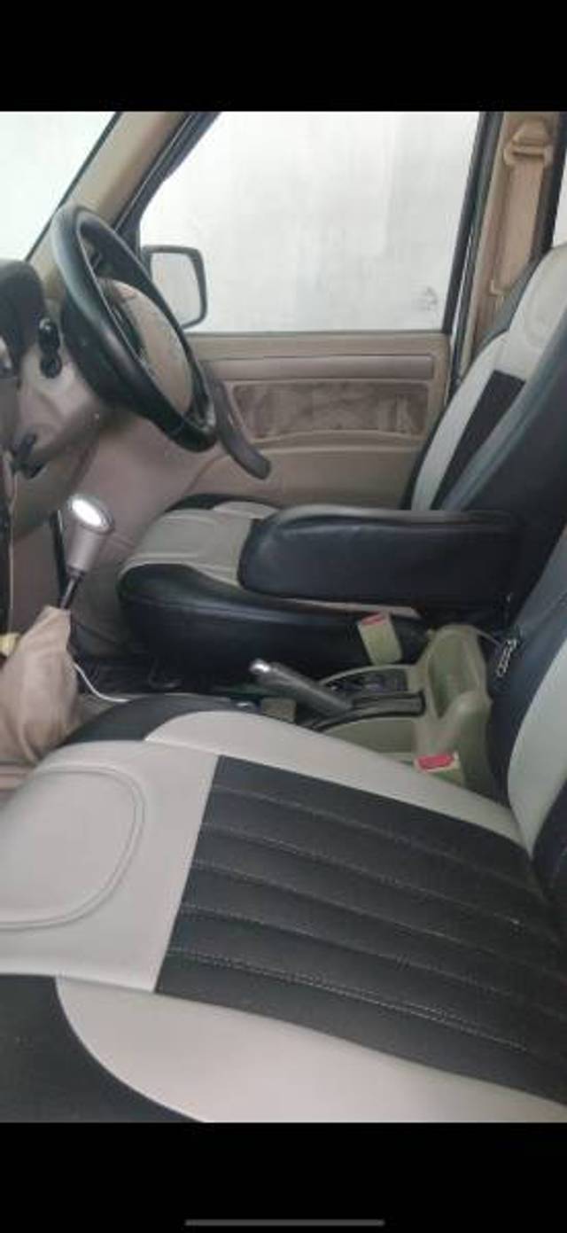 https://images10.gaadi.com/usedgaadi-sellcar/UsedCar/e536f116a/a4250d13-b950-4680-af31-3d1ecfd0bc61.jpg?imwidth=6402