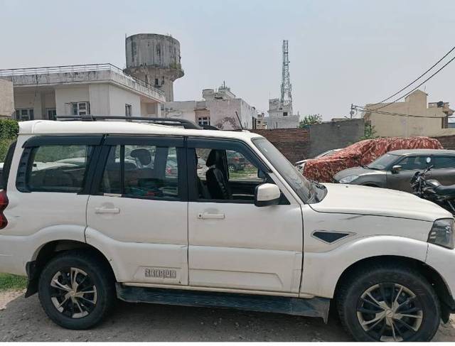 https://images10.gaadi.com/usedgaadi-sellcar/UsedCar/e5379843a/461040af-c4cc-4631-b607-44da79acbacb.jpg?imwidth=6401