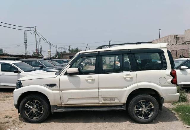 https://images10.gaadi.com/usedgaadi-sellcar/UsedCar/e5379843a/6469b1d0-3864-4fde-98c7-ec7468dec44b.jpg?imwidth=6402