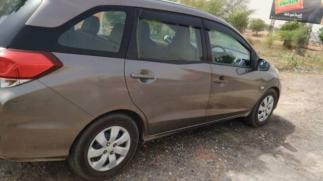 https://images10.gaadi.com/usedgaadi-sellcar/UsedCar/e537e7d4a/b1c51a30-93a1-4b9b-9806-440e3281e277.jpg?imwidth=6400