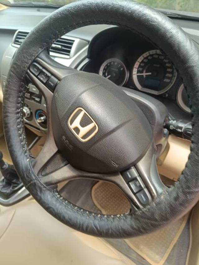 https://images10.gaadi.com/usedgaadi-sellcar/UsedCar/e5382e23a/35edcdc9-9e03-4ecc-8cf8-070404e98cf0.jpg?imwidth=6402