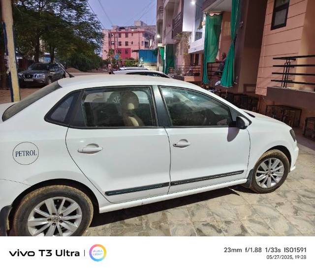 https://images10.gaadi.com/usedgaadi-sellcar/UsedCar/e5387405a/5c99c392-72d7-4f40-85ad-a4c0392e3997.jpg?imwidth=6402