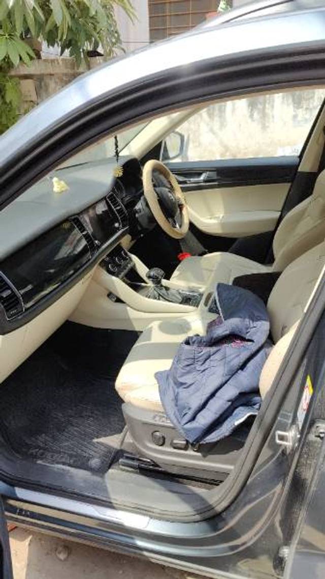 https://images10.gaadi.com/usedgaadi-sellcar/UsedCar/e5396513-cf51-4618-99fb-66f068c4b6a5/743f422e-8700-4dad-be91-5a91396ac508.jpeg?imwidth=6401