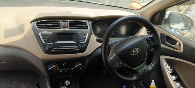 https://images10.gaadi.com/usedgaadi-sellcar/UsedCar/e53afe25a/c3f569c6-2602-485c-aee0-fc440291d339.jpg?imwidth=6402