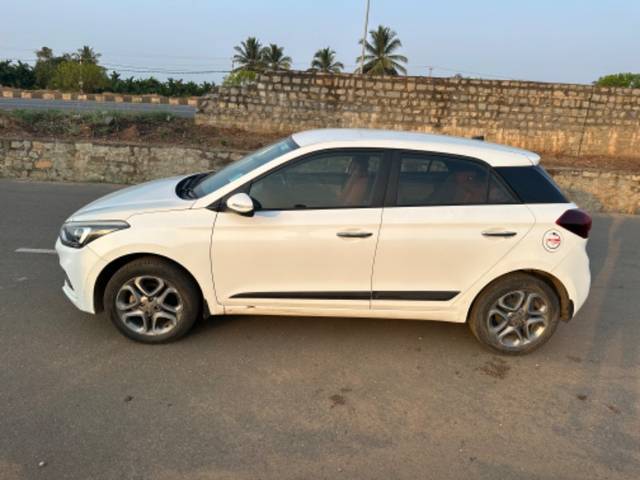 https://images10.gaadi.com/usedgaadi-sellcar/UsedCar/e53c50b9a/36a63340-683c-47bb-9d23-a5469bc41a90.jpeg?imwidth=6402