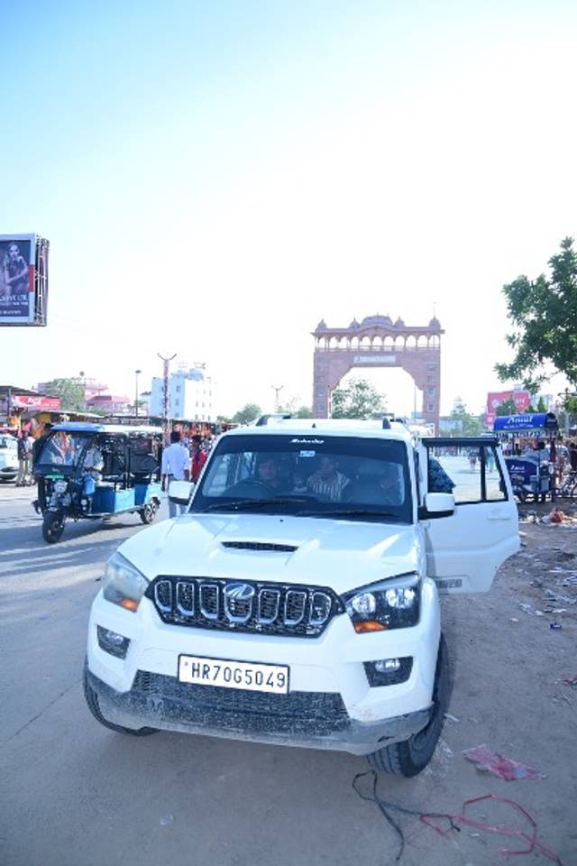 https://images10.gaadi.com/usedgaadi-sellcar/UsedCar/e53ca77ca/aacf98a5-d397-49c7-8a9b-31e0939bb96a.jpeg?imwidth=6400