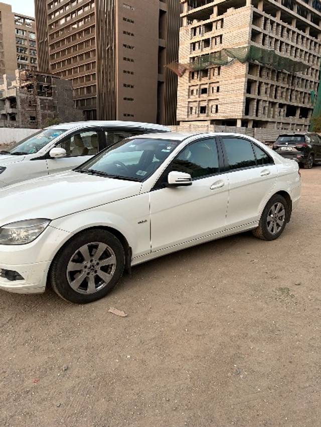 https://images10.gaadi.com/usedgaadi-sellcar/UsedCar/e53d42a3a/9b6d229d-e368-4080-916a-62b8c04e0d63.jpeg?imwidth=6400