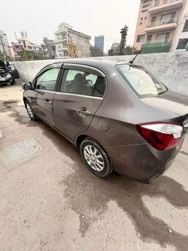 https://images10.gaadi.com/usedgaadi-sellcar/UsedCar/e53d634da/cd292b64-6afd-467e-a15b-8678e19c87c5.jpeg?imwidth=6402