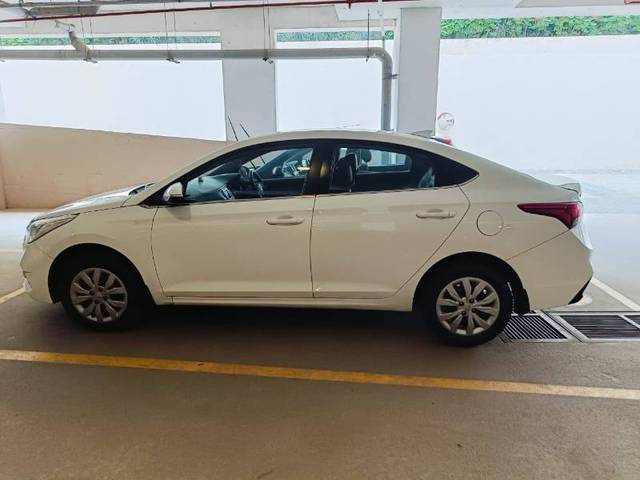 https://images10.gaadi.com/usedgaadi-sellcar/UsedCar/e53dfd79a/8924e40e-1f52-4eae-832e-2f65be7d56b0.jpg?imwidth=6400
