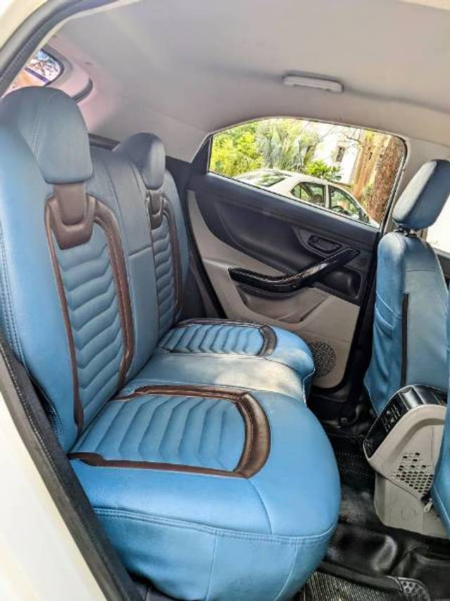 https://images10.gaadi.com/usedgaadi-sellcar/UsedCar/e53ea58fa/2a265e2e-8046-4780-9afd-20dc221ca836.jpg?imwidth=6401