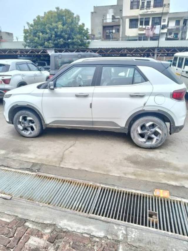 https://images10.gaadi.com/usedgaadi-sellcar/UsedCar/e53f1f89a/fe1f8859-18f6-4afa-9751-1291849240dd.jpg?imwidth=6401
