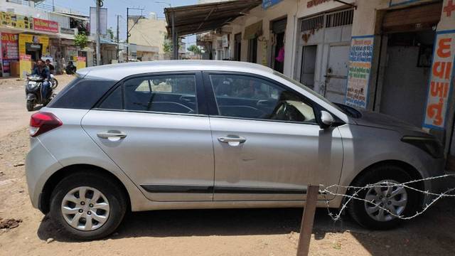 https://images10.gaadi.com/usedgaadi-sellcar/UsedCar/e53f4c4da/84495478-b7aa-4f59-a66a-96859a212b02.jpg?imwidth=6400