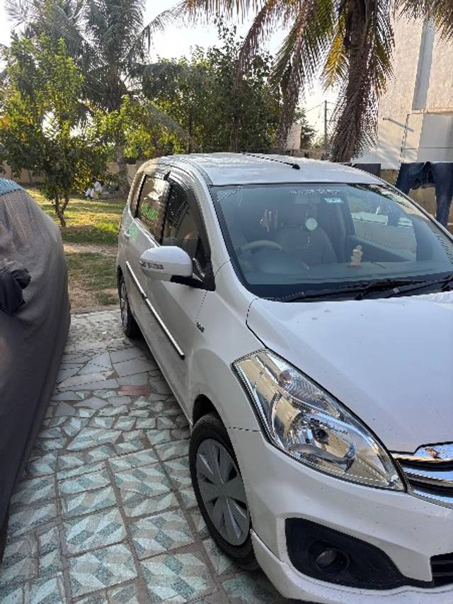 https://images10.gaadi.com/usedgaadi-sellcar/UsedCar/e53fc98aa/2dc9ad0b-fe69-4ec4-af31-e1de218ed2ff.jpeg?imwidth=6401