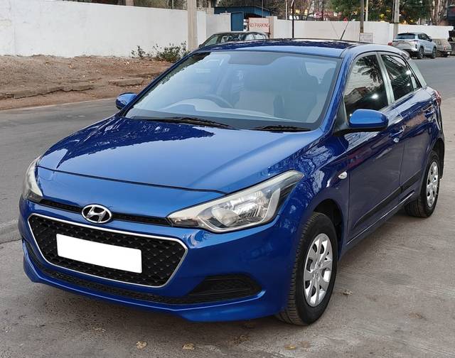 https://images10.gaadi.com/usedgaadi-sellcar/UsedCar/e53ff1a5a/aa659a6a-3b66-42a0-94b4-793efa71e2c1.jpg?imwidth=6401