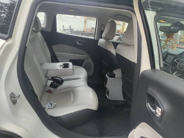 https://images10.gaadi.com/usedgaadi-sellcar/UsedCar/e54087bca/991a2729-3434-4a89-b059-a639e6ebd45d.jpg?imwidth=6401