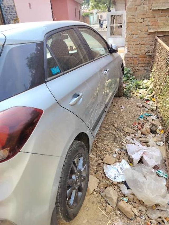 https://images10.gaadi.com/usedgaadi-sellcar/UsedCar/e540b967a/3f5b6def-c43b-4f0f-a77b-2e8272348d9a.jpg?imwidth=6402