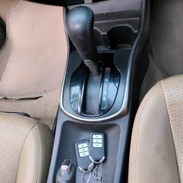 https://images10.gaadi.com/usedgaadi-sellcar/UsedCar/e546726ba/e846f5f6-bd30-4d63-ac42-3a93ce8cd5af.jpg?imwidth=6401