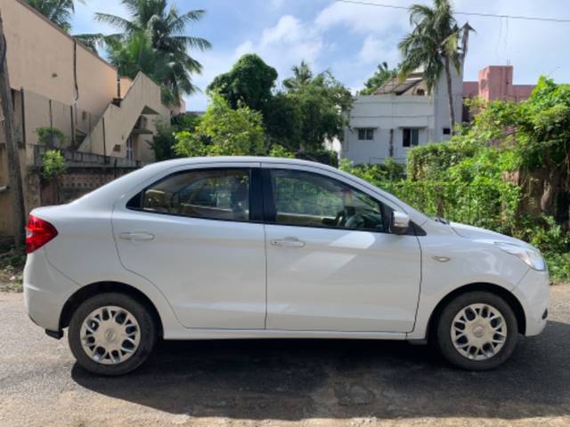 https://images10.gaadi.com/usedgaadi-sellcar/UsedCar/e546f860-0108-49a8-9a97-e2b62a5ee13b/4c30b0a4-9f02-48fb-9e42-a51bdf2eccb8.jpeg?imwidth=6401