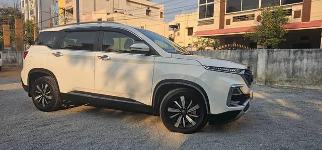 https://images10.gaadi.com/usedgaadi-sellcar/UsedCar/e5480a42a/decd8900-ba34-40f5-9faa-697e5069033e.jpg?imwidth=6400