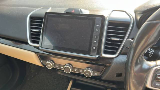 https://images10.gaadi.com/usedgaadi-sellcar/UsedCar/e54823ada/d04c869f-0217-48f4-b11a-1804548f552b.jpg?imwidth=6402
