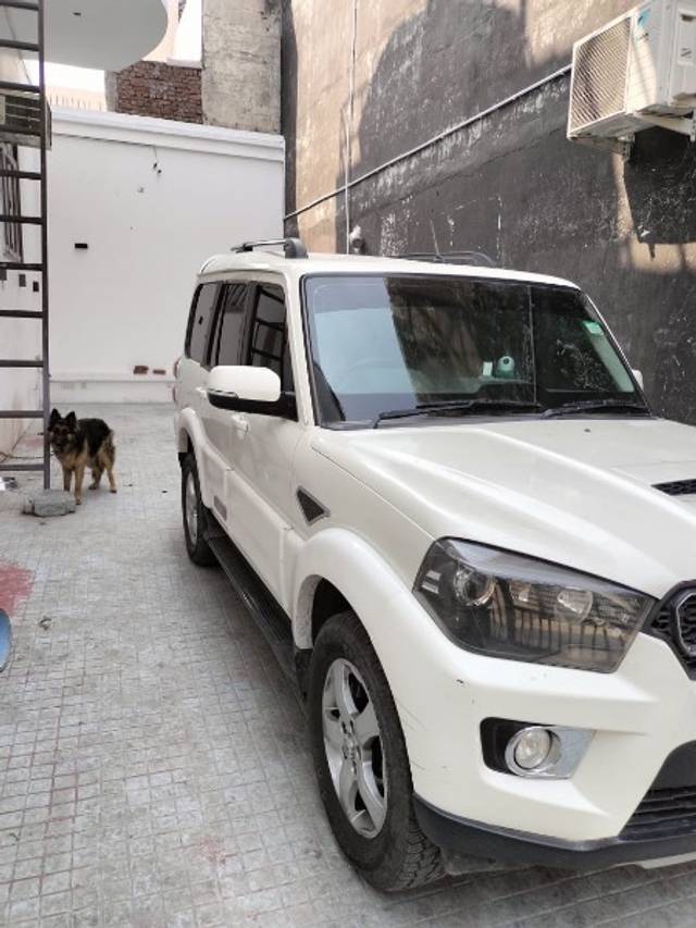 https://images10.gaadi.com/usedgaadi-sellcar/UsedCar/e549913aa/814aae91-41d7-4a1f-9c12-a169b1829b13.jpeg?imwidth=6400