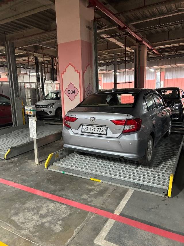 https://images10.gaadi.com/usedgaadi-sellcar/UsedCar/e549935ea/cd0af4d4-bee6-48f7-94d8-c295180d6db3.jpeg?imwidth=6400