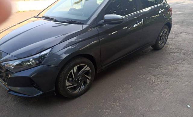 https://images10.gaadi.com/usedgaadi-sellcar/UsedCar/e549b4f8a/b1769fec-3191-4ecd-bd5b-c6dcb5e0815b.jpg?imwidth=6400