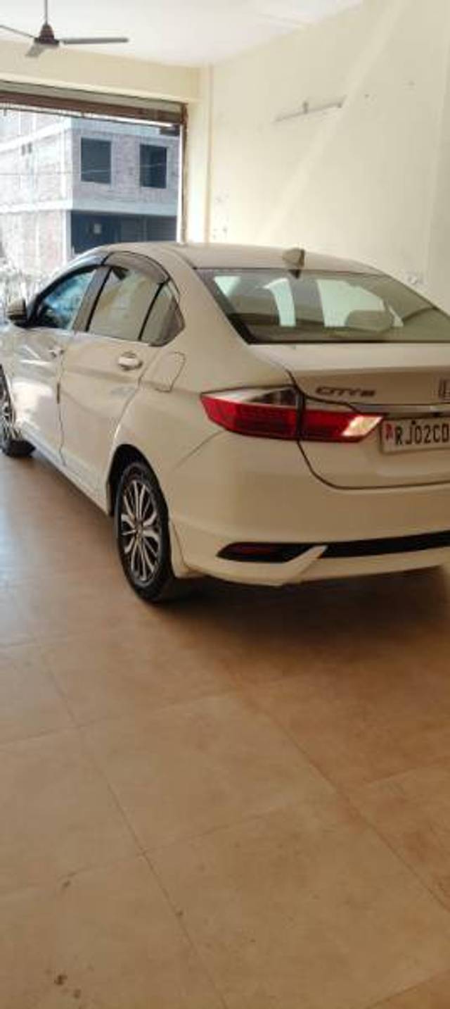 https://images10.gaadi.com/usedgaadi-sellcar/UsedCar/e54a37eca/efdc1171-25f1-4127-b0f4-2506e51d03f0.jpg?imwidth=6401