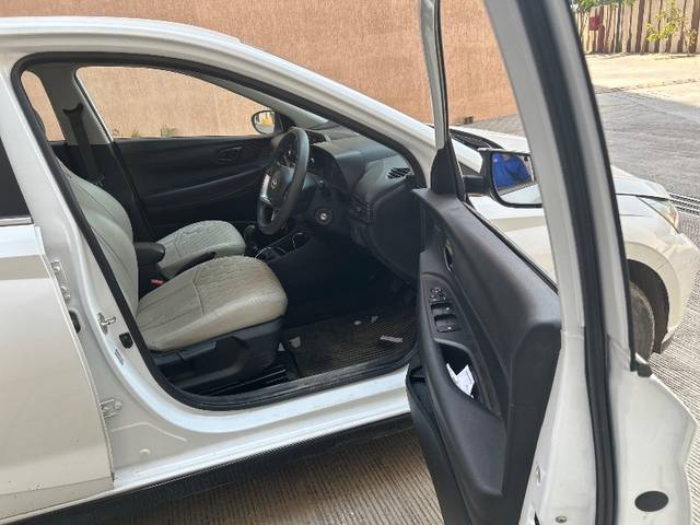 https://images10.gaadi.com/usedgaadi-sellcar/UsedCar/e54a9740a/5bff10b0-4f73-4910-a5f2-b10bdb4ada92.jpeg?imwidth=6401