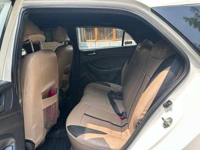 https://images10.gaadi.com/usedgaadi-sellcar/UsedCar/e54adfc9a/67fd4a18-d85f-4ea4-967e-e748bd37cf36.jpeg?imwidth=6402