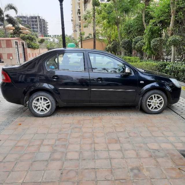 https://images10.gaadi.com/usedgaadi-sellcar/UsedCar/e54be213a/49429668-f986-4289-b680-f36d59f9a970.jpg?imwidth=6402