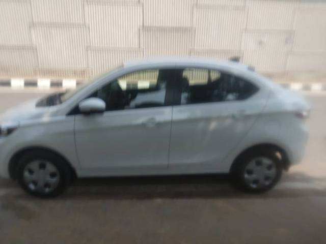 https://images10.gaadi.com/usedgaadi-sellcar/UsedCar/e54c7f3da/0bf72f16-7702-4c3f-8899-98b956833d87.jpg?imwidth=6401