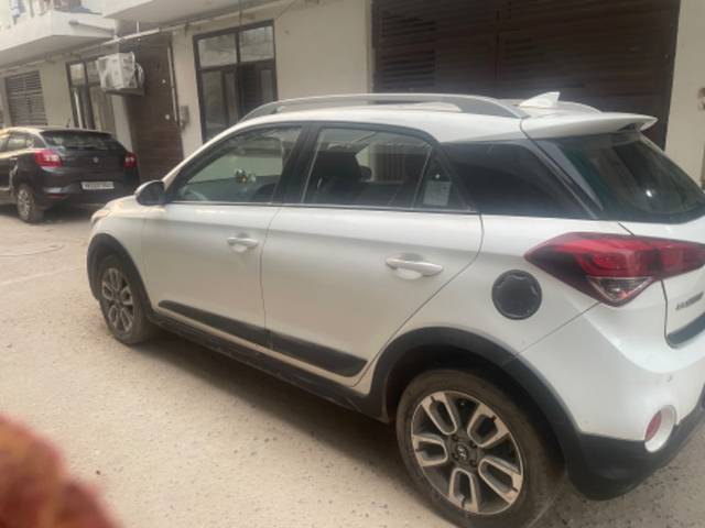 https://images10.gaadi.com/usedgaadi-sellcar/UsedCar/e54c9db4a/06fa7e8d-c82a-4223-850b-3b70d36f030f.jpeg?imwidth=6400