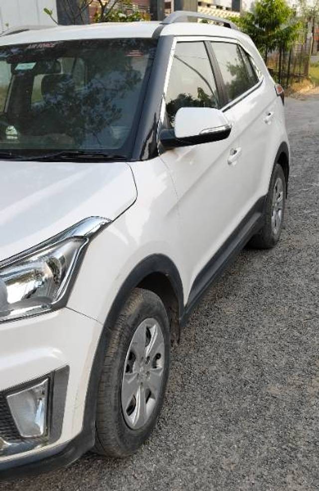 https://images10.gaadi.com/usedgaadi-sellcar/UsedCar/e54d3779a/35e5755b-a8d5-4085-9430-ab26e47ce775.jpg?imwidth=6400