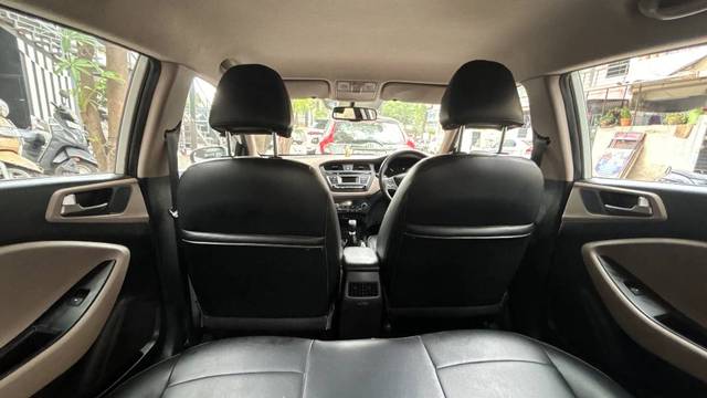 https://images10.gaadi.com/usedgaadi-sellcar/UsedCar/e54d5190a/ec0a7334-427e-4691-b7db-15409feedc40.jpg?imwidth=6402