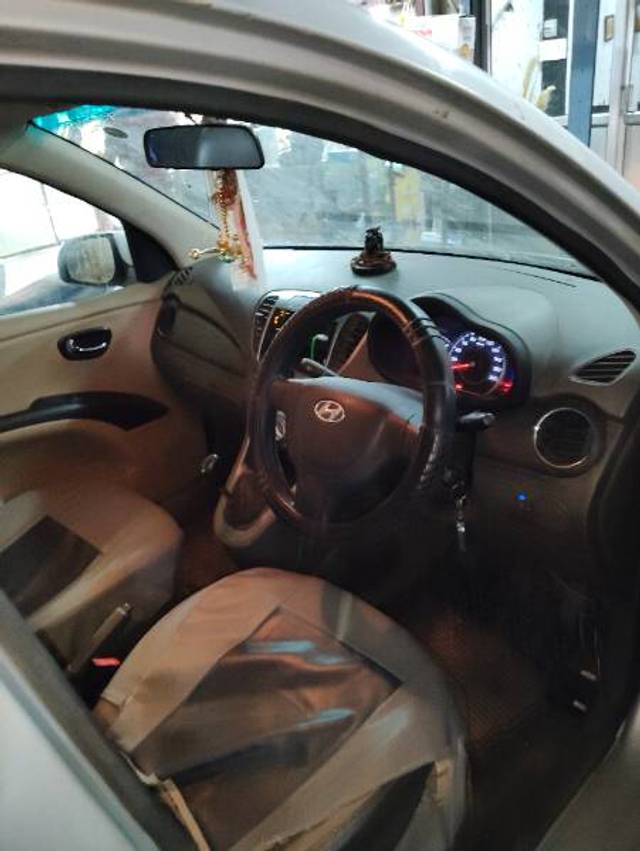 https://images10.gaadi.com/usedgaadi-sellcar/UsedCar/e54e66fda/40bf5947-795c-4e66-914d-8d70765e1444.jpg?imwidth=6402