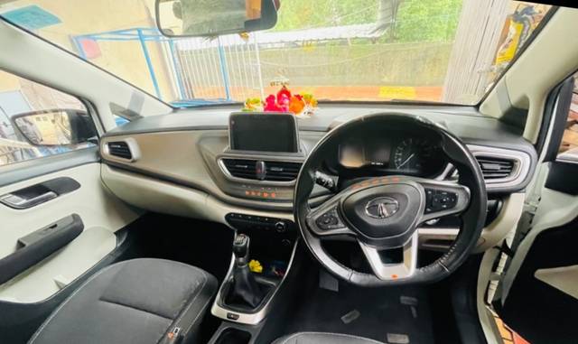 https://images10.gaadi.com/usedgaadi-sellcar/UsedCar/e550bb7aa/8b9834f7-5ca4-41d1-bc9e-80f86adc477b.jpeg?imwidth=6401