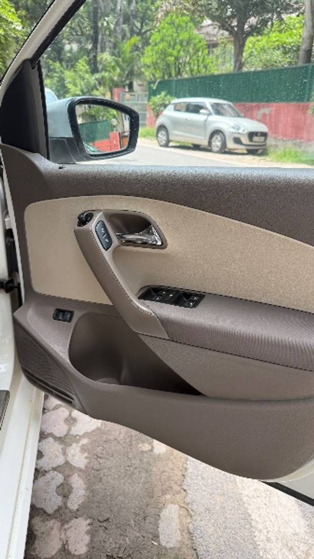 https://images10.gaadi.com/usedgaadi-sellcar/UsedCar/e55112b6a/ada52501-91c2-49ec-b888-4c14c4fe0a8c.jpeg?imwidth=6401