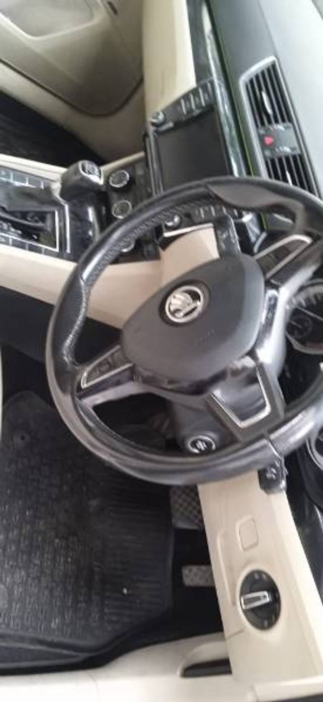 https://images10.gaadi.com/usedgaadi-sellcar/UsedCar/e5515e31a/81f13d5e-29a0-4418-bff5-6a5576436866.jpeg?imwidth=6401