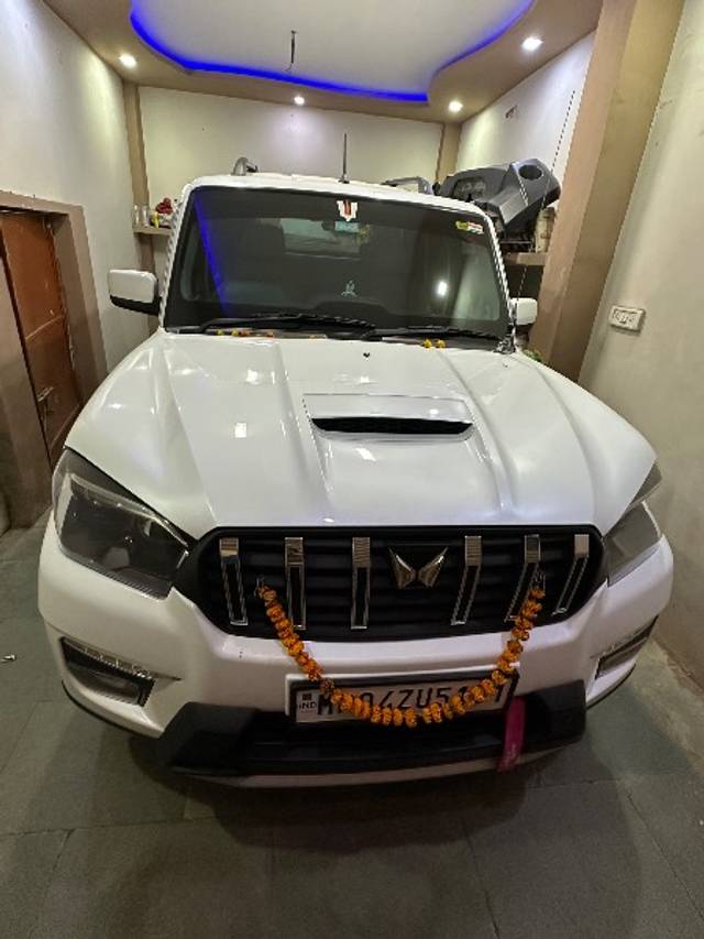 https://images10.gaadi.com/usedgaadi-sellcar/UsedCar/e5520e6da/3c3f6c81-caa6-430d-9c1e-ba8fb69a732c.jpeg?imwidth=6400