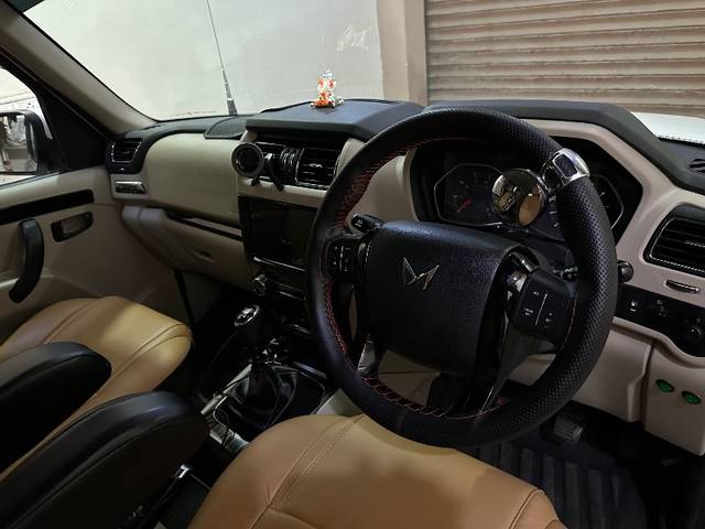 https://images10.gaadi.com/usedgaadi-sellcar/UsedCar/e5520e6da/646eab0a-4013-4079-88c4-edfbf5075bd7.jpeg?imwidth=6402