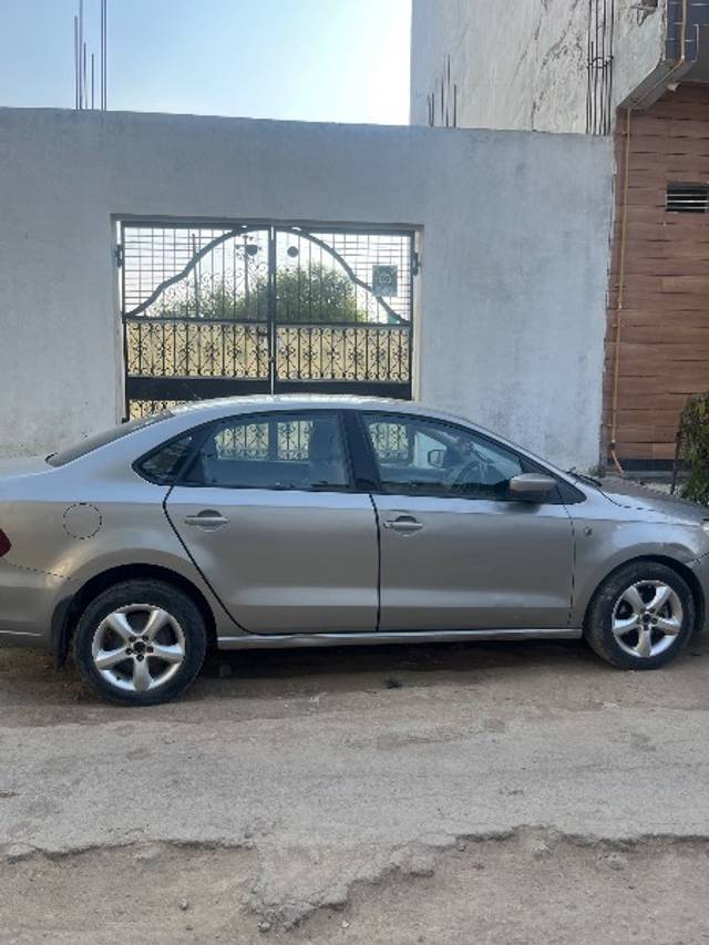 https://images10.gaadi.com/usedgaadi-sellcar/UsedCar/e5526cfca/04c51f29-d1a8-4adc-8d0a-3febc9c7e4dc.jpeg?imwidth=6400