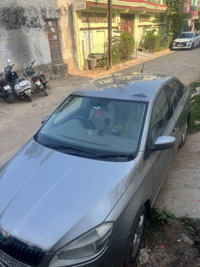 https://images10.gaadi.com/usedgaadi-sellcar/UsedCar/e5526cfca/0818903e-49b1-4e6f-adc9-abe2eabae3a0.jpeg?imwidth=6402