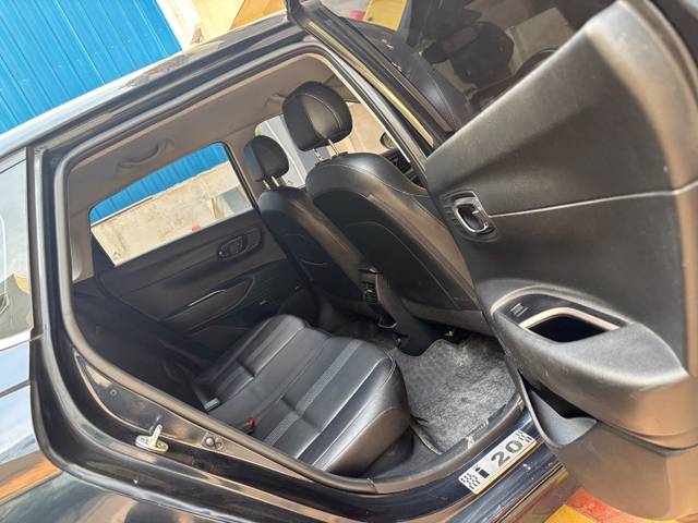 https://images10.gaadi.com/usedgaadi-sellcar/UsedCar/e5527d6aa/b071474a-f245-40ad-92fb-9165d6da40fc.jpeg?imwidth=6402