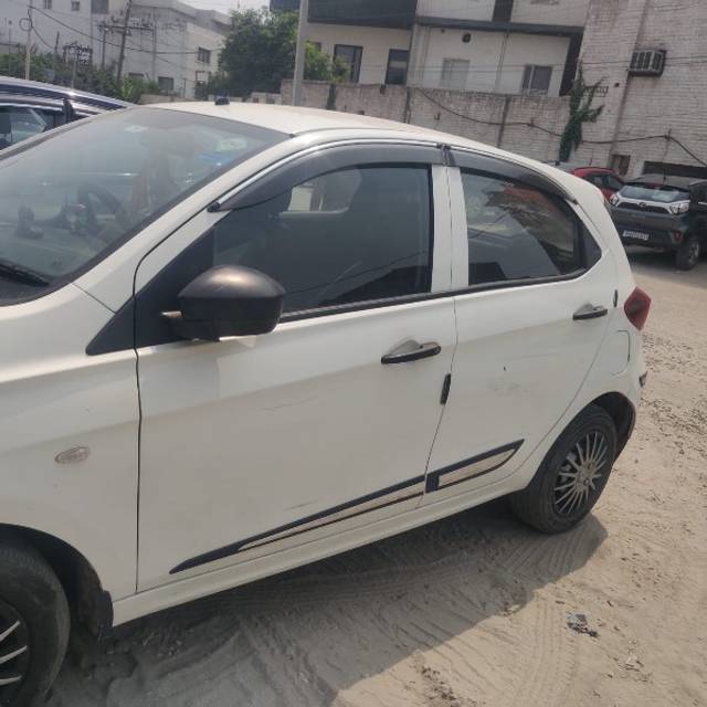 https://images10.gaadi.com/usedgaadi-sellcar/UsedCar/e55386cea/610c86d6-b012-44a1-adda-d85a5f22e7bd.jpeg?imwidth=6400