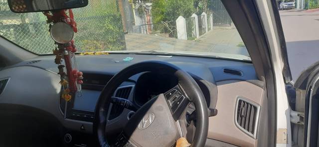 https://images10.gaadi.com/usedgaadi-sellcar/UsedCar/e553b4bfa/a6d985fc-2ea1-4a4d-b5d1-3bc4bc0b894a.jpeg?imwidth=6401