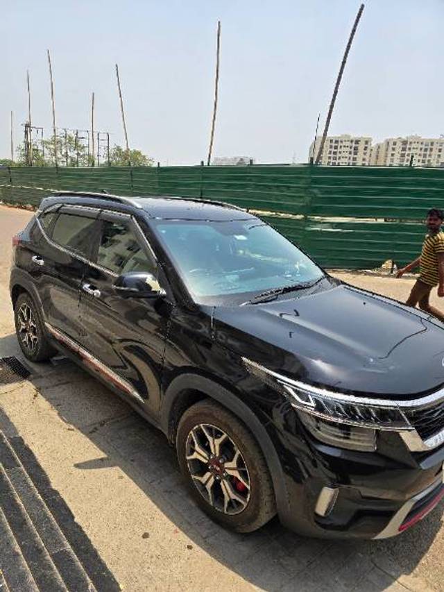 https://images10.gaadi.com/usedgaadi-sellcar/UsedCar/e553e021a/29c72015-5f85-4d59-976d-7300e492b616.jpg?imwidth=6402